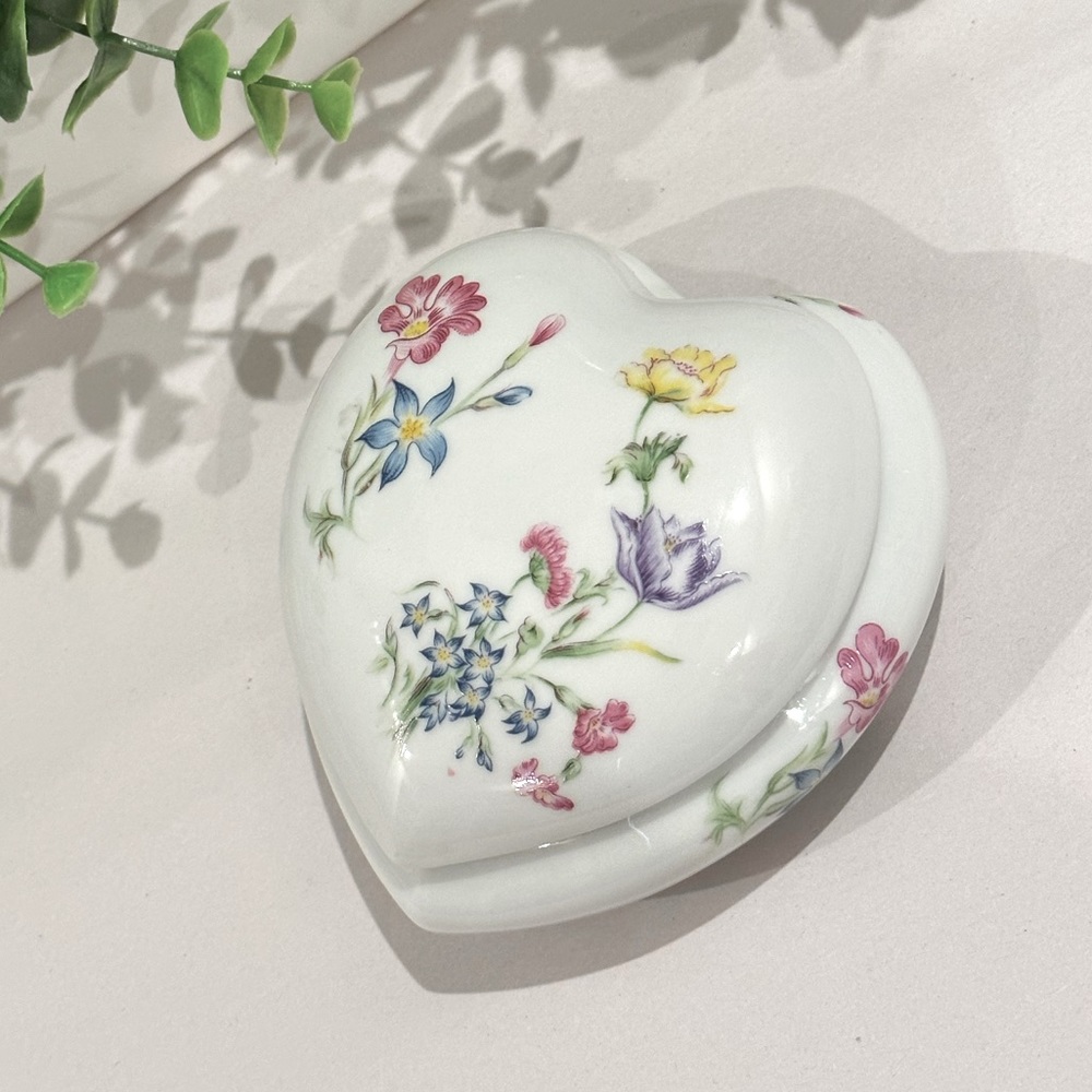 Elegant Porcelain Heart-Shaped, Jewelry Box Trinket Dish Mann "Spring Time" 1980